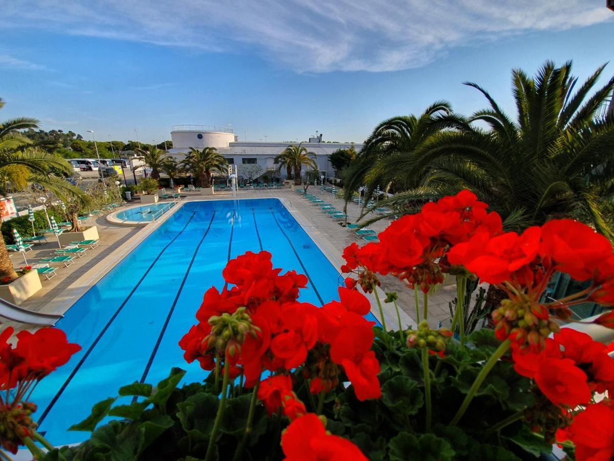 Hotel Cormoran Cattolica Esterno foto