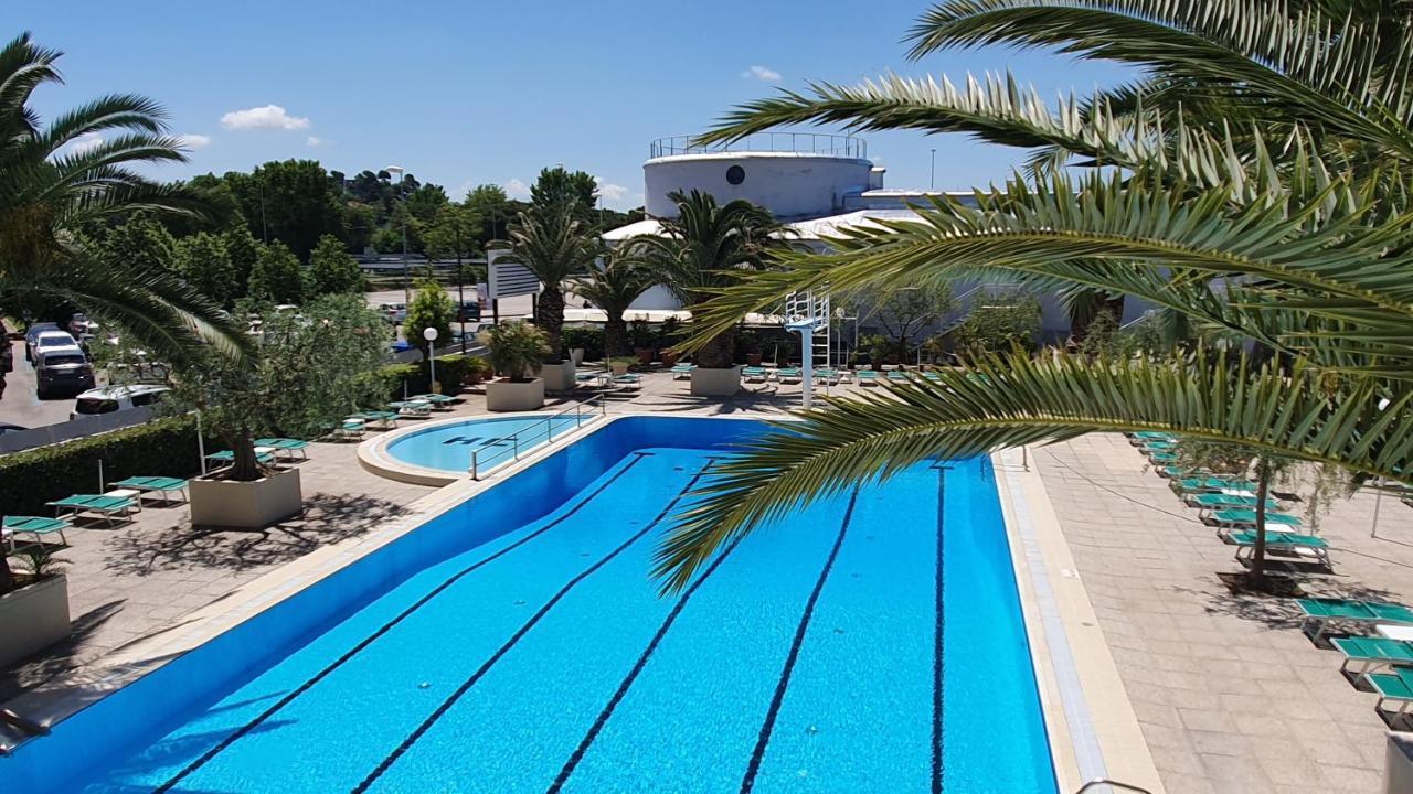Hotel Cormoran Cattolica Esterno foto