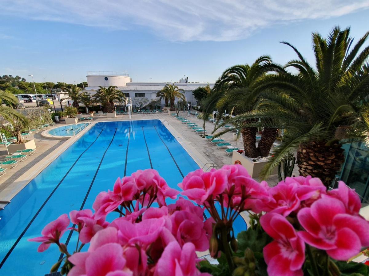 Hotel Cormoran Cattolica Esterno foto