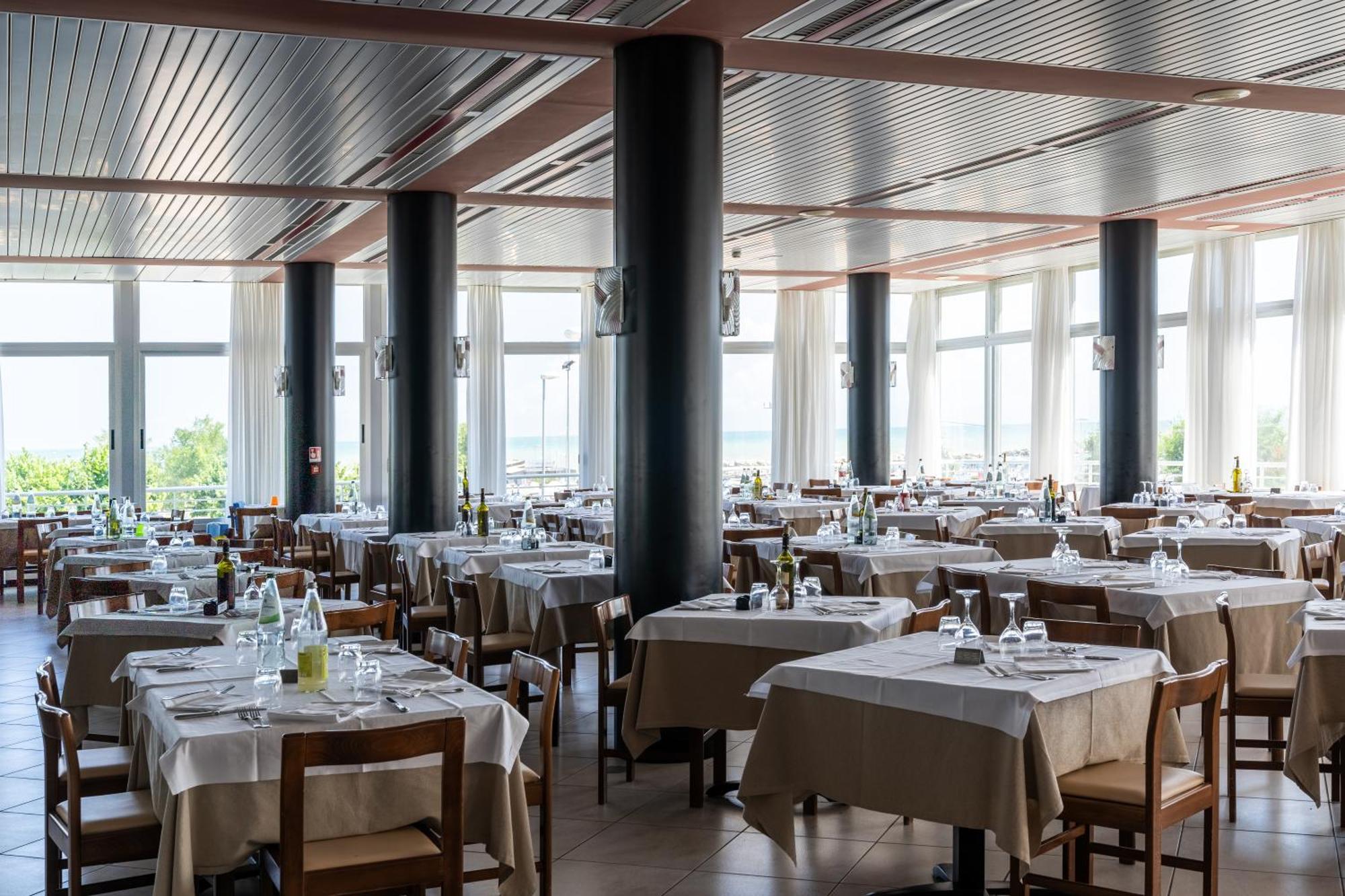 Hotel Cormoran Cattolica Esterno foto