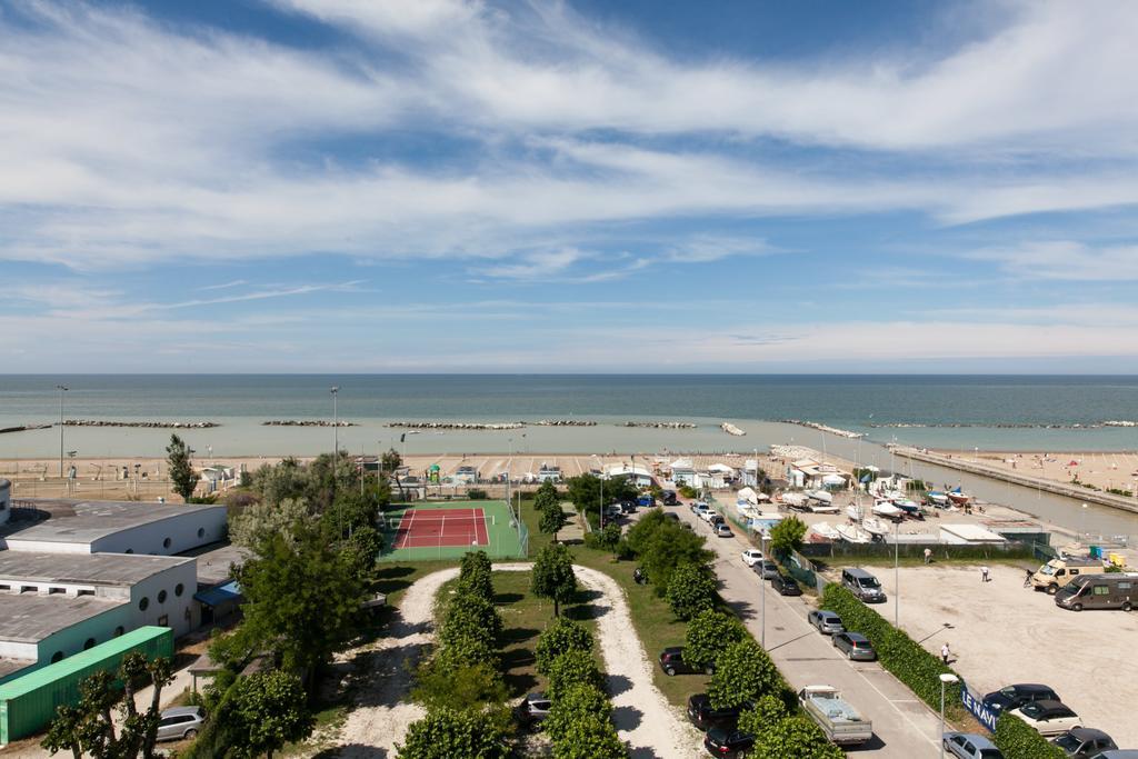 Hotel Cormoran Cattolica Esterno foto