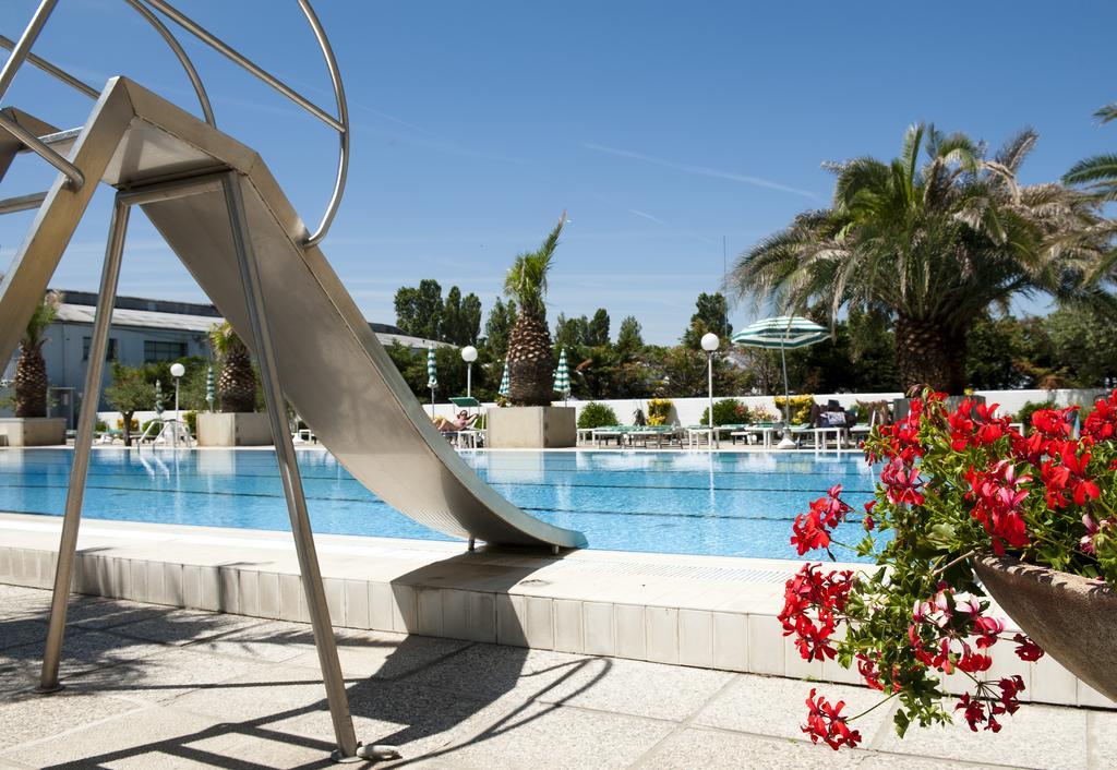 Hotel Cormoran Cattolica Esterno foto